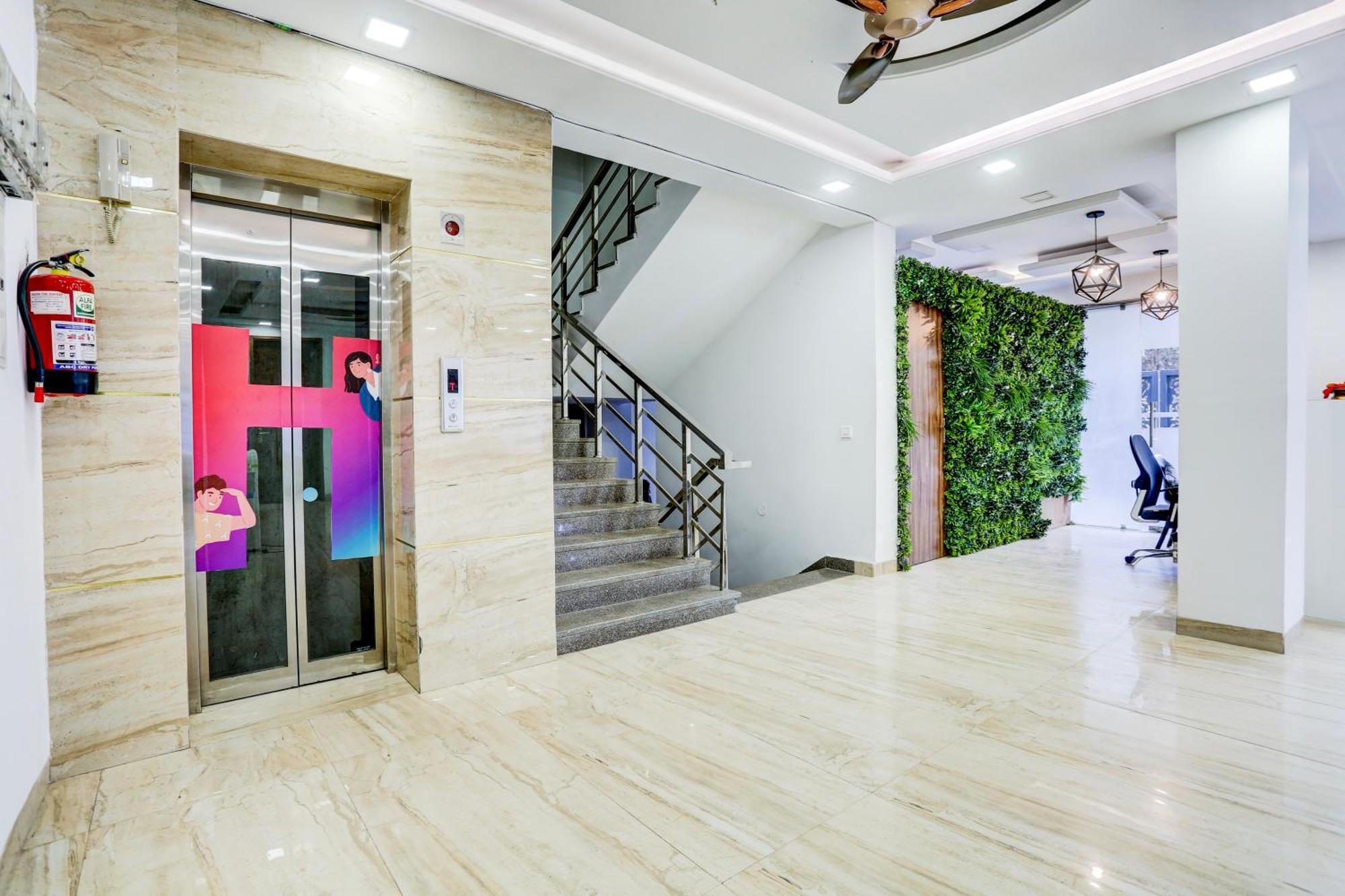 Hotel Greysky Medicity Gurgaon Buitenkant foto
